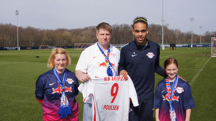 2016-04-03-MWTrikotUebergabeYPoulsen-P005