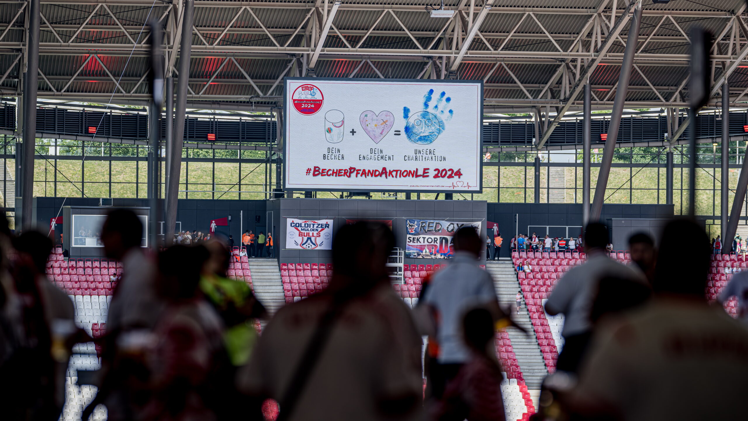 Becherpfandaktion beim 33. Spieltag der Fußball Bundesliga